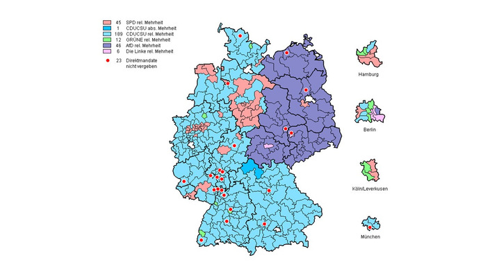 Karte von Deutschland mit den Mehrheitsverhältnissen der politischen Parteien nach Bezirken, einer farbcodierten Legende und markierten Großstädten. - © dialoge digital