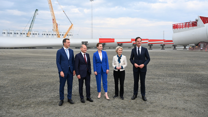 EU-Kommissionspräsidentin Ursula von der Leyen (zweite von rechts), 2022, damals bei einer Besichtigung der Logistik europäischer Offshore-Windkraft-Fertigung in einem dänischen Hafen mit von links Regierungschefs Alexander De Croo aus Belgien, dem Deutschen Olaf Scholz und frisch abgewählten, wenngleich im Unterschied zum Anfang Februar abgelösten belgischen Amtskollegen De Croo gerade noch amtierenden Kanzler, Dänemarks Mette Frederiksen und Niederlandes Mark Rutte – hier noch nicht als Chef des Militärbündnisses Nato, der er heute ist. 