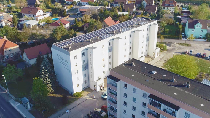 Bisher wurden die Solaranlagen auf Mehrfamilienhausdächern vor allem als Mieterstromprojekte realisiert. Mit der gemeinschaftlichen Gebäudeversorgung soll dies jetzt einfacher werden.