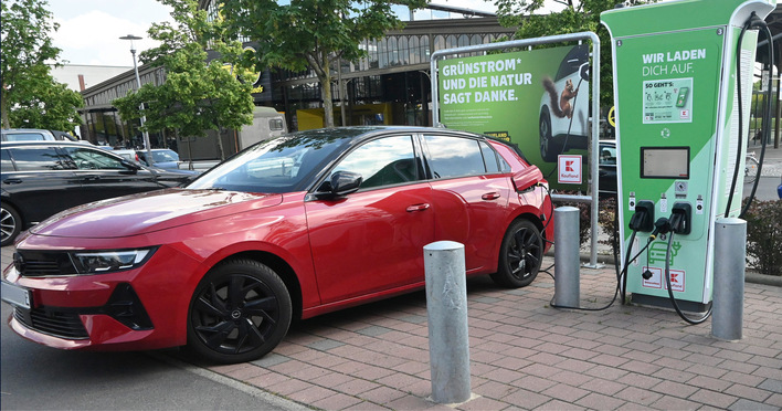 Solange E-Autos an der Ladestation stehen, können sie Flexibilität anbieten und Geld verdienen.