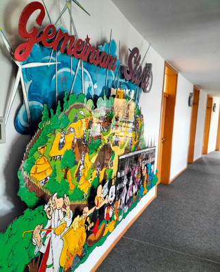 Baden-württembergisches Windkraftbranchen-Selbstverständnis oder nur lustig? Comic-Wand bei Uhl Windkraft