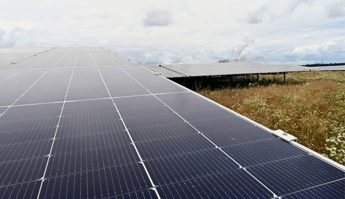 Die Finanzierung von Solarparks und gewerblichen Dachanlagen wird komplexer, bleibt aber weiterhin möglich.