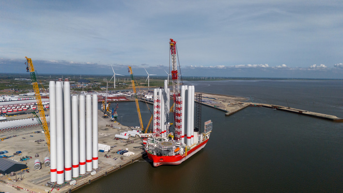 Seaway7 beim Umschlag im dänischen Offshore-Windenergie-Logistikhafen Esbjerg im Mai 2024