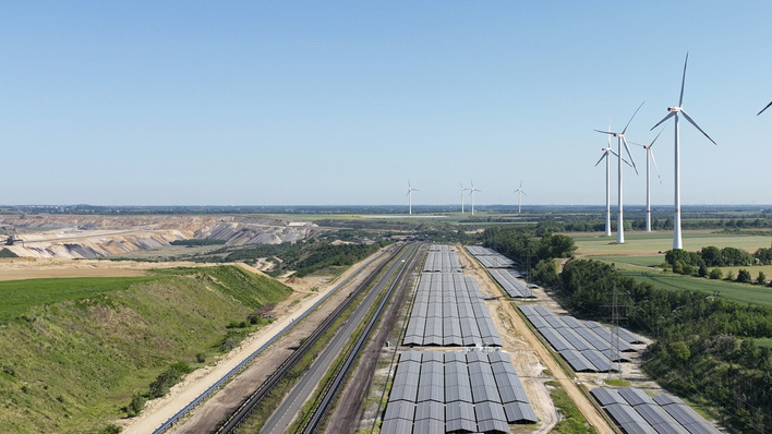 Solarpark Garzweiler von RWE – ein Beispiel für die Zeitenwende von fossilen zu erneuerbaren Energien, die nun auch von der neuen Regierung verstanden werden muss.