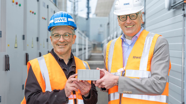 Ein Großspeicher steht schon in Hamm. Jetzt kommen weitere Systeme hinzu. Marc Herter, Oberbürgermeister der Stadt Hamm (li), und Nikolaus Valerius, CEO von RWE Generation stellen das Projekt vor.