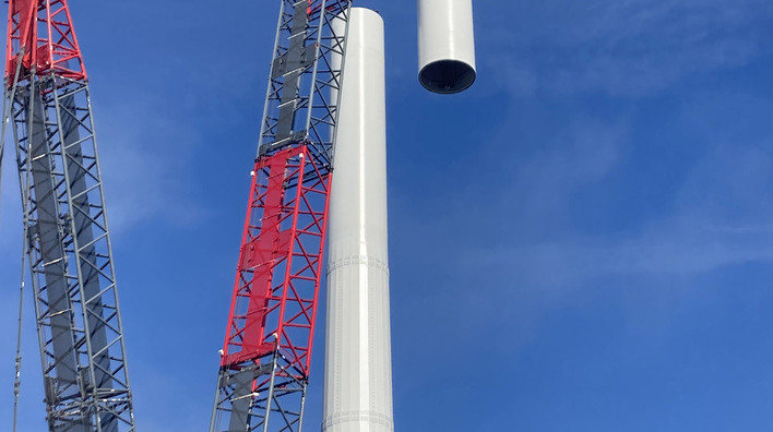 HST-Konzept für Windturbinentürme: Hybrid Steel Tower - eine untere Turmhälfte als Sockel aus einem Modular-Steel-Tower (MST) und eine oberere traditionelle Stahlzylinderturmhälfte. Ab jetzt (März 2025) ist das Konzept HST für Türme bis 175 Meter Nabenhöhe verfügbar.