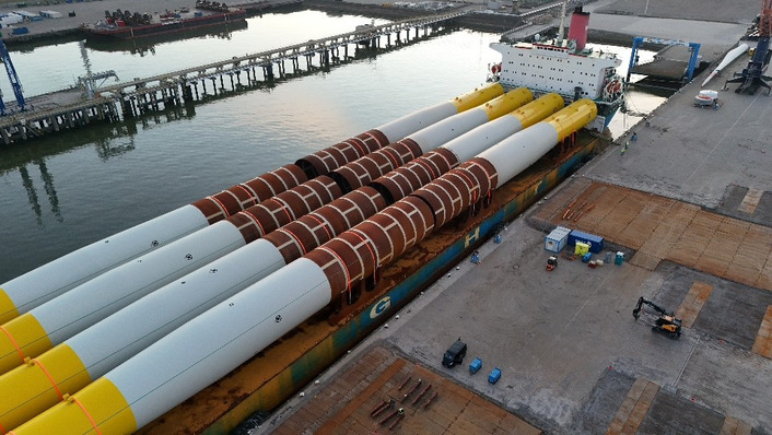 Anlandung der ersten acht Monopiles für den RWE-Windpark Nordseecluster A im März 2025 in Eemshaven. Der deutsche Nordseewindpark soll 2027 mit 660 Megawatt in Betrieb gehen. RWE projektiert als zweiten Bauabschnitt außerdem Nodseecluster B mit 900 Megawatt, dessen Inbetriebnahme für 2029 geplant ist. Beide Windparks werden aus Vestas-Anlagen vom Typ V236-15.0 MW entstehen.