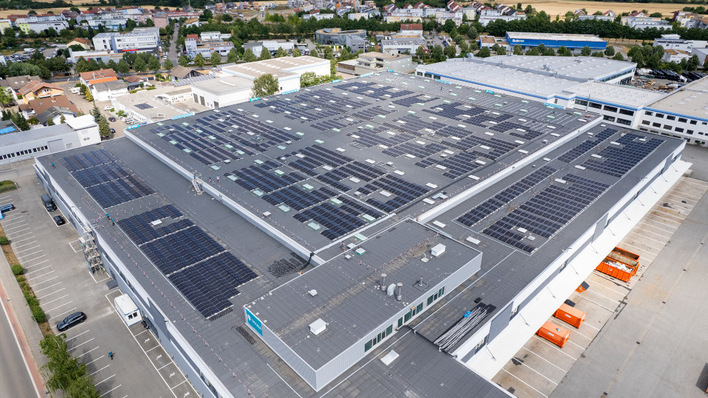 Die Solaranlage, die Enviria auf dem Dach des Unternehmensgebäudes betreibt, ist das Herz des Komplettpakets.