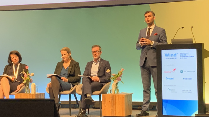 Adrian Timbus (rechts), Head of Portfolio & Market Strategy, Hitachi Energy, stellte im Rahmen der Wind Europe in Kopenhagen eine neue Studie zu Forschung und Entwicklung in der europäischen Windkraft vor. Neben ihm auf dem Podium: Antonio Ugarte Olarreaga (Director of the Wind Energy Department, Cener), Iben Møller Søndergård (Deputy Director, Danish Energy Agency) und Beatrice Coda (Head of Unit, European   Commission). 