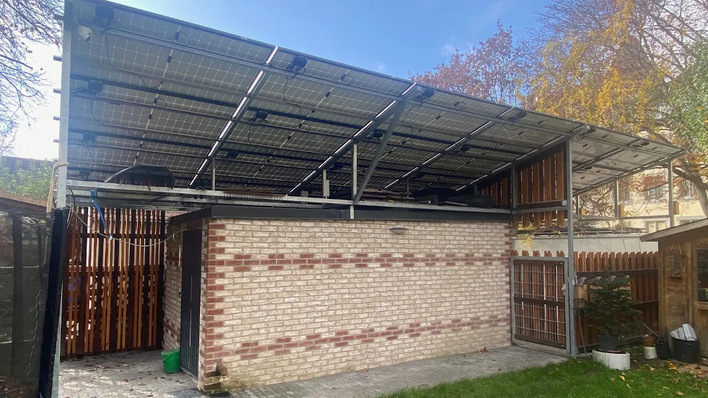 Die Solaranlage wurde auf dem erweiterten Dach einer Garage hinter dem Gebäude installiert.