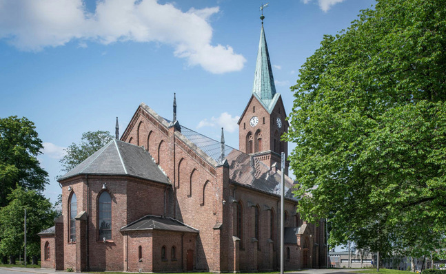 Nahezu unsichtbar fügen sich die solaren Dachschindeln in die Architektur der Kirche in Sarpsborg ein.