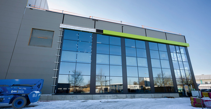 Die neue Halle bei Tesvolt in Wittenberg mit großer Glasfront.