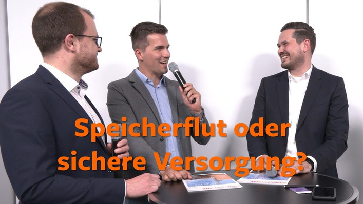 Talkrunde auf der Volta X am Stand von ERNEUERBARE ENERGIEN. V.l.   Pirmin Boch , Senior Manager, IE2S  Ruben Glowczak , Sales Engineer, Socomec,  Nils Beenen , VP Sales Industry and Power Stations, Uniper.