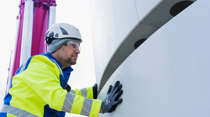 Errichtung des Testturms von Fuchs Europoles Wind