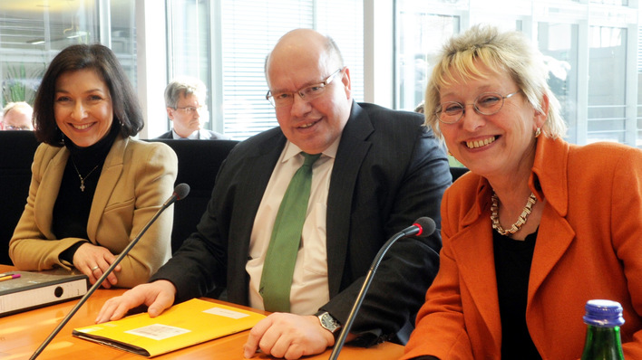 2013 ist Peter Altmaier, Bundesminister für Umwelt, Naturschutz und Reaktorsicherheit zu Gast im gleichnamigen Ausschuss des Deutschen Bundestages. Die Sitzung wird von der Vorsitzenden Eva Bulling-Schröter, Die Linke, geleitet. Links im Bild die zu der Zeit Parlamentarische Staatssekretärin Katharina Reiche, CDU/CSU.