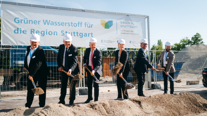 Beim Spatenstich: (v.l.) Martin Rau (Kaufmännischer Geschäftsführer der Stadtwerke Stuttgart), Rainer Wieland (Vorsitzender des Verbands Region Stuttgart), Frank Nopper (Oberbürgermeister der Landeshauptstadt Stuttgart), Thekla Walker (Ministerin für Umwelt, Klima und Energiewirtschaft Baden-Württemberg), Peter Drausnigg (Technischer Geschäftsführer der Stadtwerke Stuttgart) und Daniel Lust (Projektleiter der Stadtwerke Stuttgart).