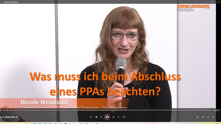 Eine Frau mit Brille spricht in ein Mikrofon; orangefarbener Text fragt nach PPAs; ihr Name ist Nicole Weinhold. - © GEM