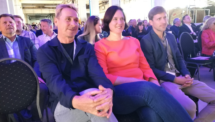 Klaus Meier, Investor, Geschäftsführer von "Stadt.Energie.Speicher" und Überseeinsel GmbH (links), sowie Tobias Werner, Mitgeschäftsführer von "Stadt.Energie.Speicher" flankieren die Bremer Senatorin für Umwelt, Klima und Wissenschaft, Kathrin Moosdorf (Bündnis 90/Die Grünen).