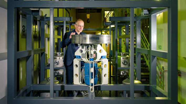 Weniger Emissionen in der Zementindustrie: Jens-Uwe Repke neben einem Teil der Pilotanlage zur CO2-Reduktion an der TU Berlin