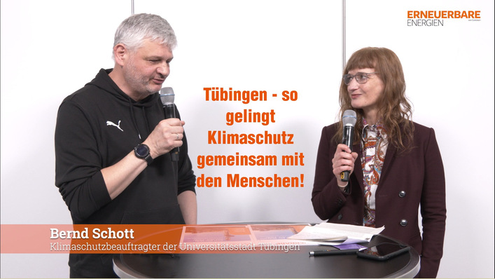 Gerne, hier der optimierte Alt-Text für die Fachzielgruppe von diekaelte.de: Optimierter Alt-Text: Zwei Fachexperten diskutieren auf einer branchenspezifischen Veranstaltung in Tübingen unter Einsatz von Mikrofonen über innovative Lösungen zur Energieeffizienz und Klimaschutz in Kälte-, Klima- und Lüftungstechnik; im Hintergrund sichtbare Präsentationsfolien mit Fachbegriffen und Verbandslogos. --- Begründung der Optimierung: Der neue Alt-Text betont den Kontext zur Gebäudetechnik, verweist gezielt auf Innovationen im Kälte/Klima/Lüftung sowie Energieeffizienz – alle Aspekte, die für Ihre B2B-Zielgruppe fachlich relevant sind. Dadurch wird die Zugänglichkeit erhöht *und* eine bessere Suchmaschinenoptimierung (SEO) gewährleistet. Außerdem bleibt er präzise am Bildgeschehen orientiert. - © GEM