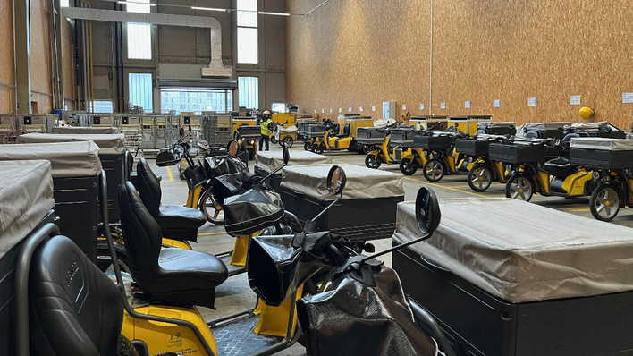 Solange die elektrisch angetriebenen Zustellfahrzeuge im Depot stehen, können sie auch das Stromnetz stützen.