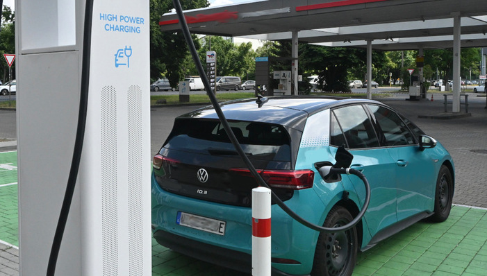 Im direkten Vergleich mit Diesel und Benzin schneiden die Elektroautos meist besser ab. Es sei denn, sie laden ausschließlich an Schnellladesäulen.