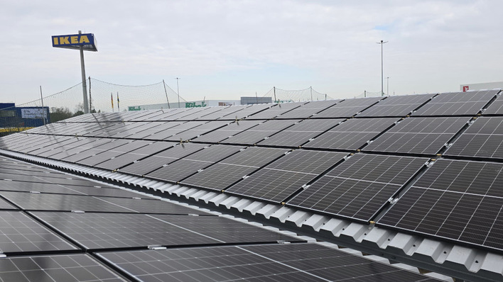 Die PVT-Kollektoren (rechts) von TWL Technologie hat Solarstep mit normalen Photovoltaikmodulen kombiniert.