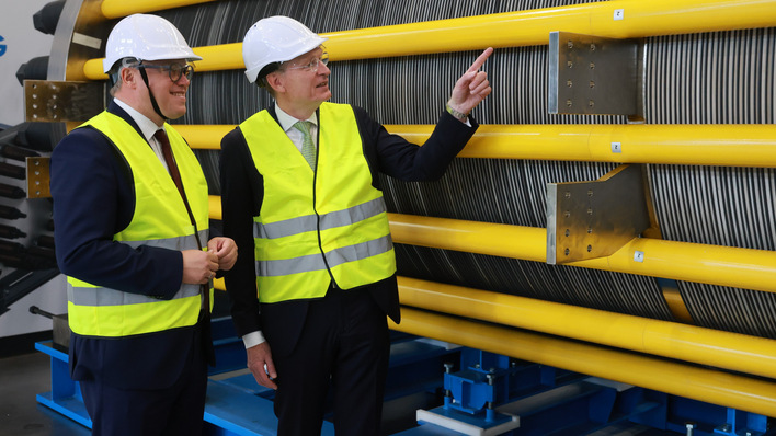 Joachim Schönbeck, Vorstandsvorsitzender von Andritz (rechts im Bild) und Thüringens Ministerpräsident Mario Voigt vor einem der Elektrolyse-Stacks am Standort in Erfurt.