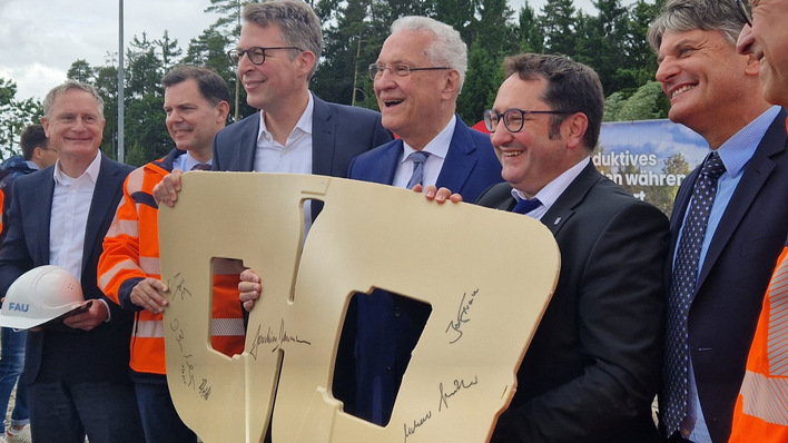Symbolische Unteschriften auf einer Induktionsspule:Jörg Franke, Lehrstuhl für Fertigungsautomatisierung und Produktionssystematik, Michael Güntner, Vorsitzender Autobahn GmbH des Bundes, Markus Blume, Bayerischer Wissenschaftsminister, Joachim Herrmann, Bayerischer Innenminister, Tobias Gotthardt, Staatssekretär im Bayerischen Wirtschaftsministerium und Joachim Hornegger, FAU-Präsident  (v.l.).