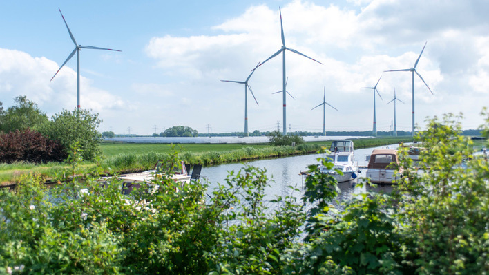 Die beiden Solarparks wurden neben dem bereits bestehenden Windpark errichtet – auch schwierigem Marschboden.