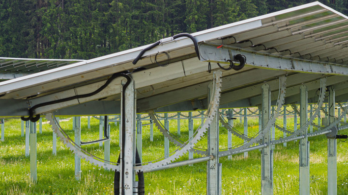 Durch die Montage auf den Trackern liefert der Solarpark viel Strom. Gleichzeitig ist die landwirtschaftliche Nutzung weiterhin möglich.