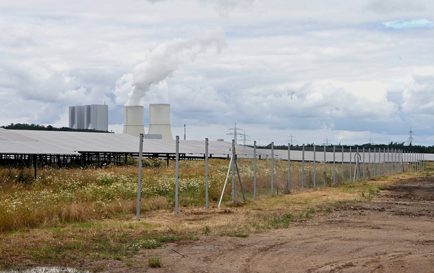 Sonne oder Gas? In der Bundesregierung ist die Entscheidung noch nicht endgültig gefallen. Immerhin: Im sächsischen Witznitz wurde eine alte Kohlehalde solarisiert.