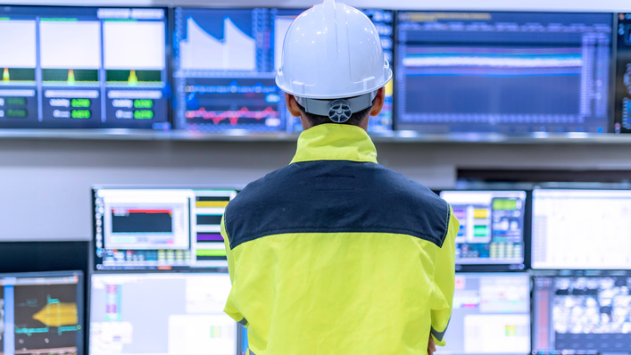 Ingenieur in Kontrollraum