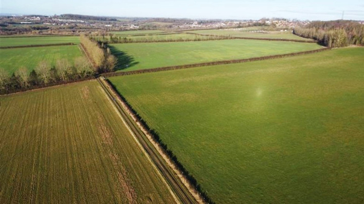 Noch ist die Fläche vor den Toren von Leeds leer. Doch demnächst steht hier ein Solarkraftwerk und es entwickelt sich viel Biodiversität.