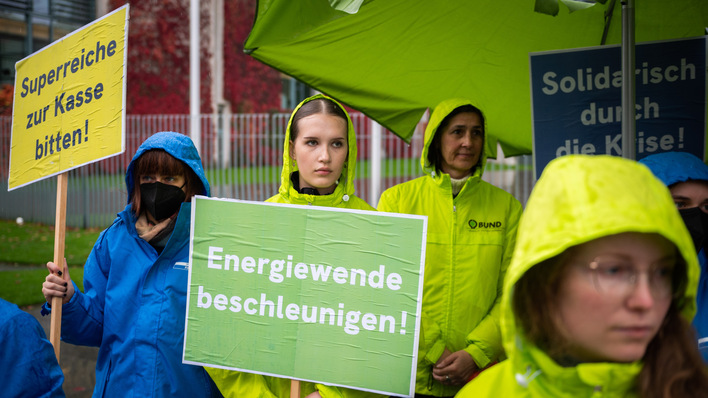 Fordern soziale Gerechtigkeit beim Klimaschutz: Demonstrant:innen