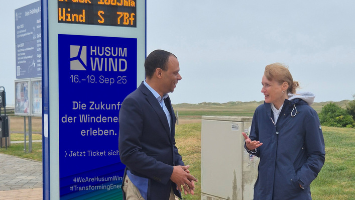 Interview bei Starkwind in Sankt Peter-Ording: Pascal Hofer (l.) und Nicole Weinhold im Gespräch.
