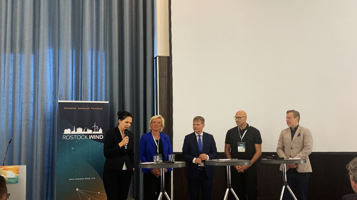 Talkrunde auf der Rostock Wind (v.l.) Ines Jesse, Bärbel Heidebroek, Wolfram Axthelm, Holger Fritsch, Dennis Rendschmidt