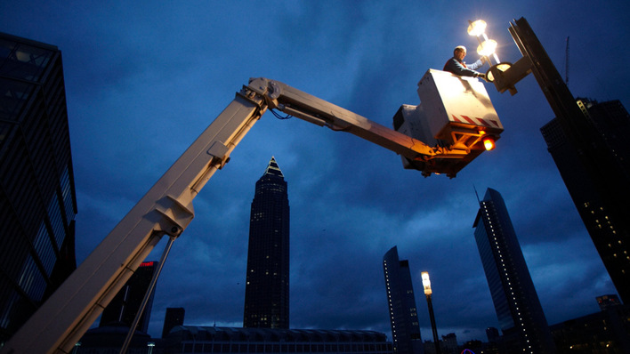 Auch eine Aufgabe für Stadtwerkepersonal: Straßenbeleuchtung in Frankfurt am Main, die dank Kooperation mit einem Mobilfunkanbieter auch der Übertragung von Kommunikationsdaten dient.