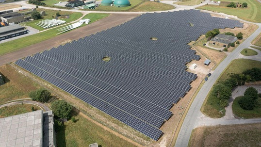 Der Solarpark ist mit einem Speicher kombiniert. Damit kann der Strom auch genutzt werden, wenn die Sonne nicht scheint.