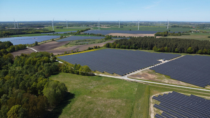 Erneuerbare-Energien-Standort Polen: Der Solarpark Postomino und ein benachbarter Windpark teilen sich den Hochspannungsanschluss.