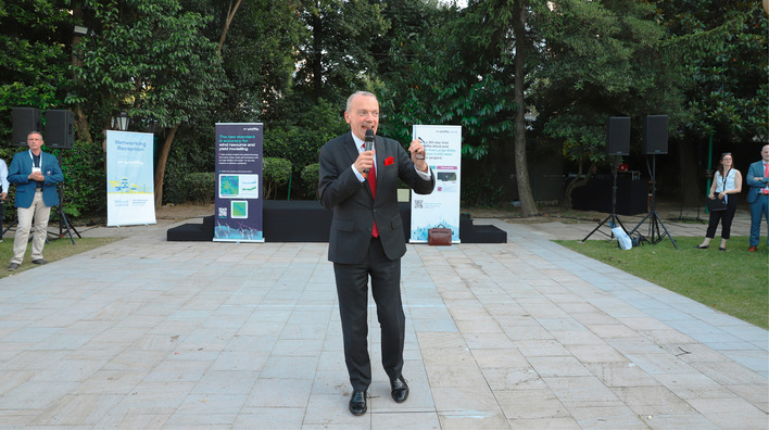 Giles Dickson, Geschäftsführer   Wind Europes, 58, beim Technology Workshop im Juni in Istanbul. Der Verbands-CEO tritt Ende 2025 nach zehn Jahren ab, will Lehrer werden. Diese Phase prägte ein Seitwärtstrend: Nach 16,2 Gigawatt (GW) Windkraftzubau 2017 landete Europa 2024 wieder auf 16,4 GW. Der Brite, zuvor für die Regierung tätig und für globale Politik bei Stromtechnikriese Alstom, gilt als politischer Kopf, der Windkraftprogramme der Europäischen Union anstieß.