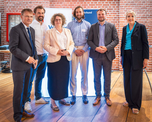 BEE/BWE-Geschäftsführer Wolfram Axthelm (links), BEE-Präsidentin Simone Peter (rechts), Daniel Keller, Brandenburgs Minister für Wirtschaft, 
Arbeit, Energie und Klimaschutz (zweiter von links) und Team Verbund Green Power Deutschland (von links): Dörte Zink, Lucas Friedrich, Jan Kamm.