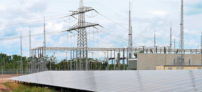 Wenn die Photovoltaikanlage ans Netz angeschlossen ist, muss sie die Vorgaben der Nis-2-Richtlinie erfüllen. Diese legt in der gesamten EU harmonisiert die Standards für die Cybersicherheit der kritischen Infrastruktur fest.