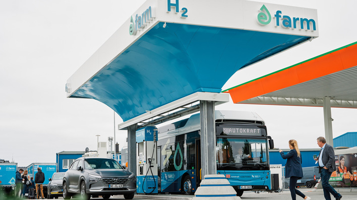 Wasserstofftankstelle des eFarm-Projekts von GP Joule in Niebüll, das durch eine ganzheitliche Sichtweise auf die H2-Erzeugung und -Nutzung blickt.