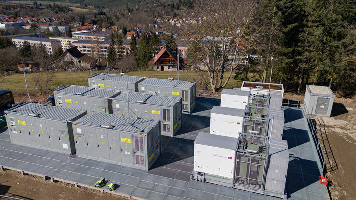 Flexibilisierung der Netze zum Beispiel mit Stromspeichern: ein in den Handlungsempfehlungen der Ministerin fehlendes Element, das den Bedarf an Grünstromerzeugung deutlich erhöhen würde.