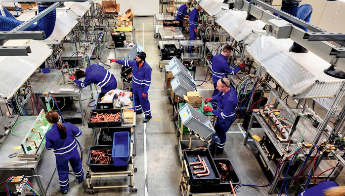 In der Produktion von Wärmepumpen bei Panasonic in Pilsen werden viele Arbeitskräfte gebraucht.