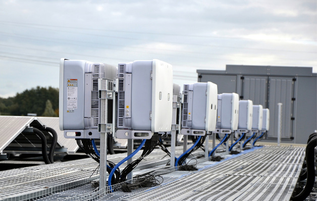 Die Plattform von Sunisus greift die Daten an den Wechselrichtern der Anlage ab und vergleicht sie mit den Prognosen des digitalen Zwillings. So fallen Fehler rasch auf.