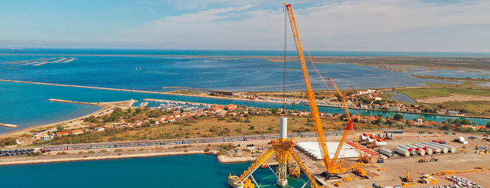 Bau einer von drei schwimmenden Siemens-Windenergieanlagen SG 8.0-167 mit 8,4 Megawatt des Pilot-­Floating-Windparks Provence Grand Large bei Marseille im Dock von Port-Saint-Louis-du-Rhône