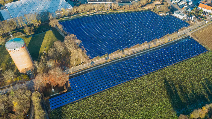 In der Nah- und Fernwärmeversorgung kann die Solarthermie ihre Stärken voll ausspielen.