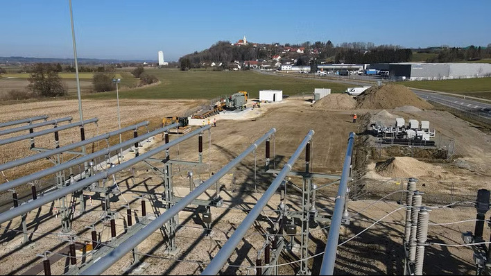 LEW Verteilnetz erweitert für das Pilotprojekt Einspeisesteckdose das Umspannwerk im bayerisch-schwäbischen Balzhausen und stellt auf dem Gelände einen zusätzlichen 80-MVA-Transformator zur Verfügung.